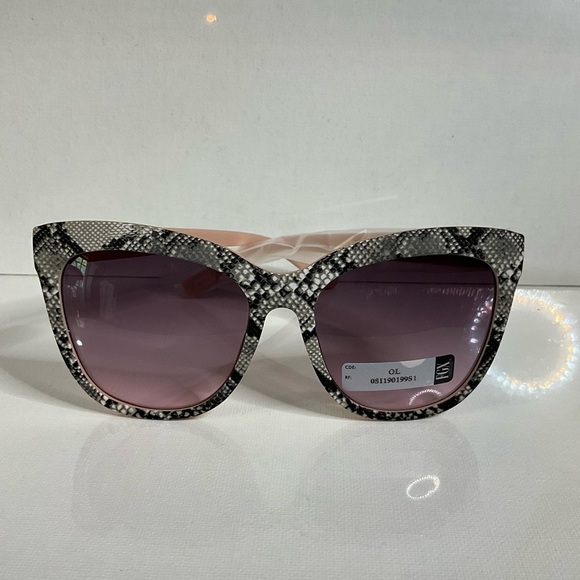 Elegant Snake Print Sunglasses with Pink Accents - Picture 1 of 5